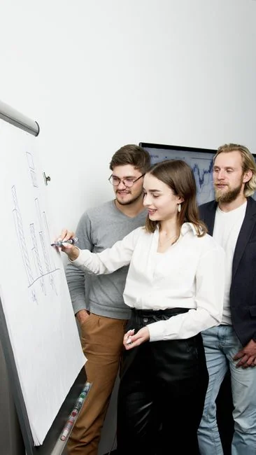 Une personne utilisant un ordinateur portable pour examiner des stratégies de marketing sur les réseaux sociaux à la maison.